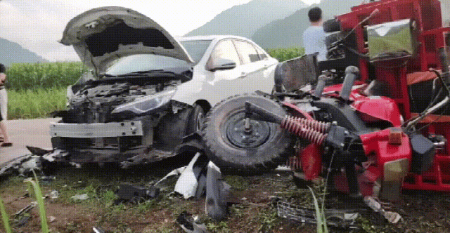 在地一辆白色小车与一辆三轮车发生碰撞上林西燕岜独村发生一起车祸