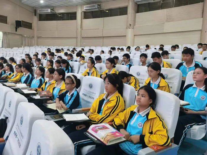 海南作协"百名作家进百校"文学志愿服务活动走进琼中中学——作家蔡