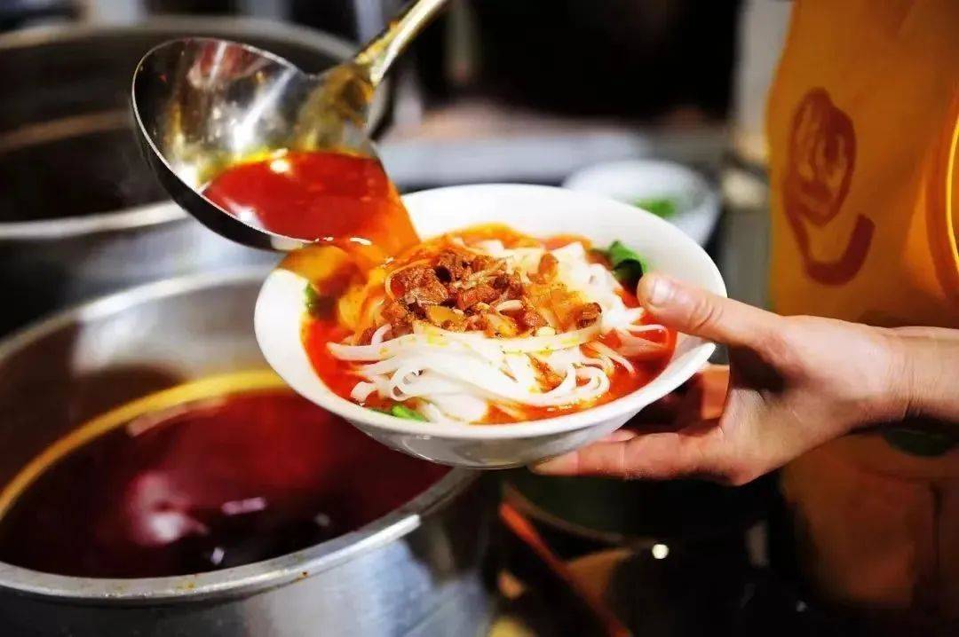 秉持百年老店传统的老板,从粉到绍子,从骨汤到底料都是自己纯手工制成
