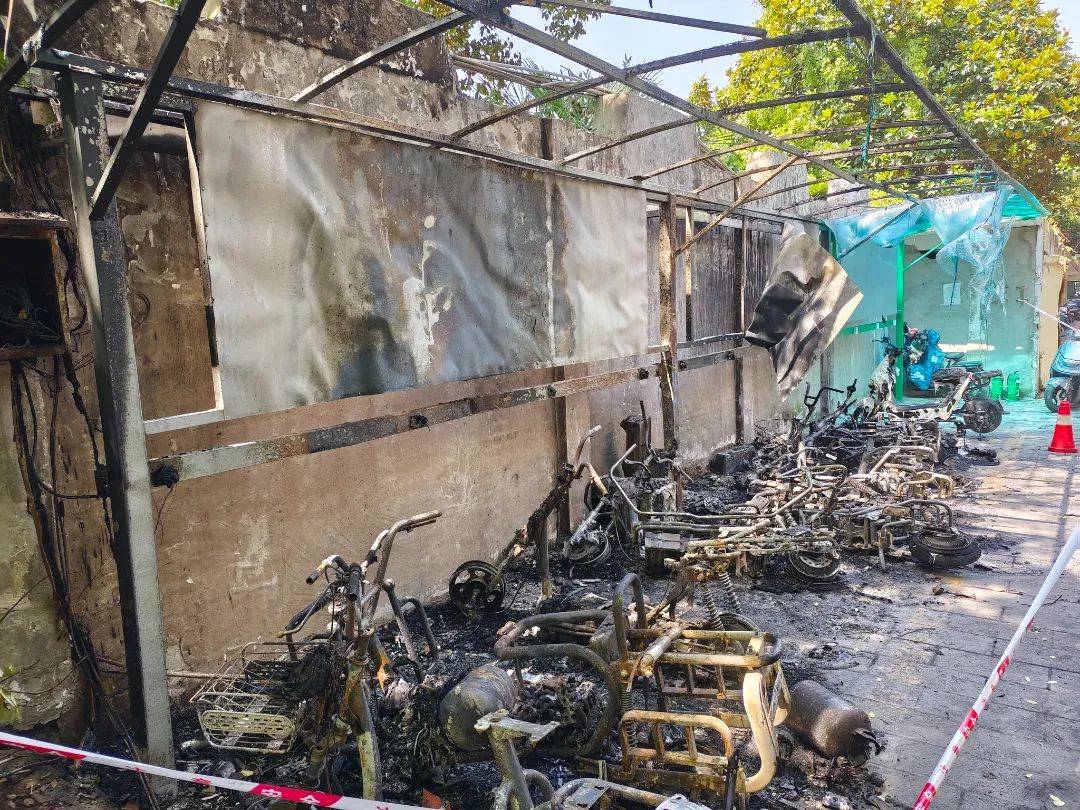 爆炸声烟雾弥漫"起火的时候据小区物业称十二辆被烧毁车棚内有十六辆