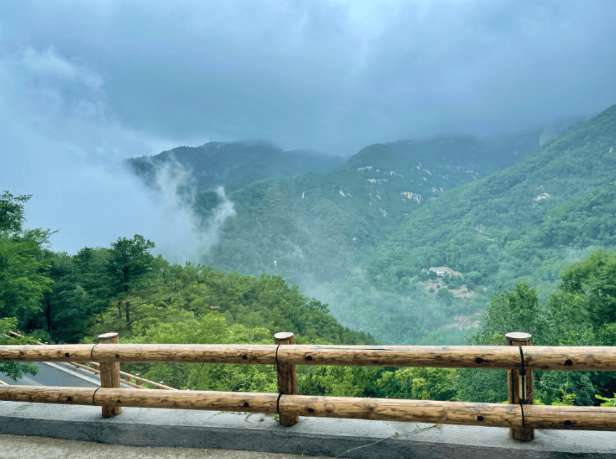 组图|雨后泰山中天门云雾缭绕宛如仙境