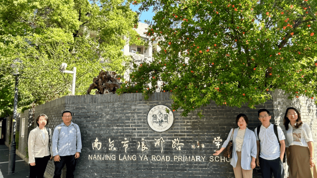 的学科背景,划分为6组成员,分别进入南京市力学小学,南京市琅琊路小学