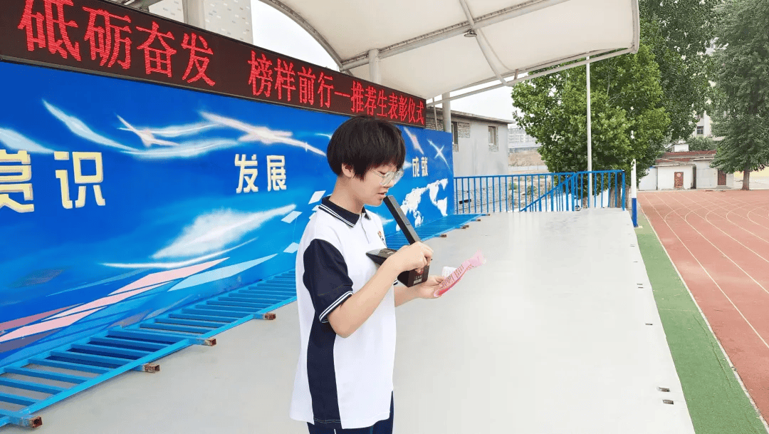 振贺同学发言,她说,感恩母校,像一位慈爱母亲的关爱和呵护;像一座灯塔