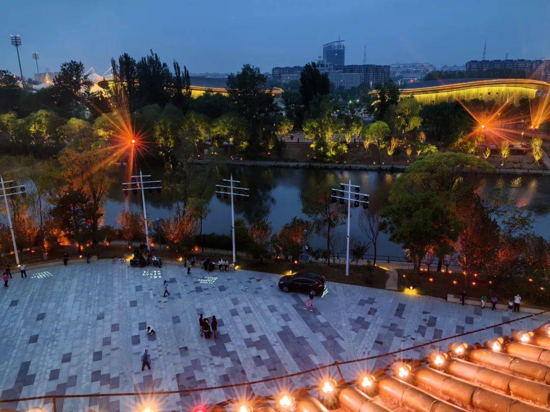 漫步在东湖公园,看妫川宝塔光影流转,听6首悠扬的原创音乐,灯光秀呈现