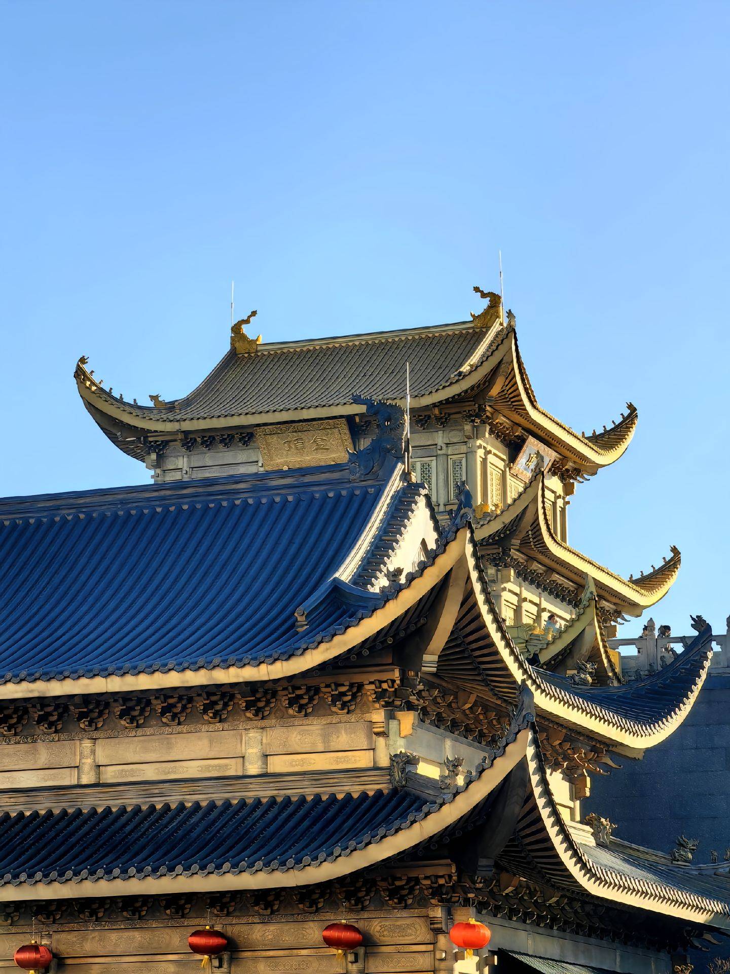 四川旅游资源丰富,如九寨沟,黄龙,峨眉山等知名景区门票费用大约在200