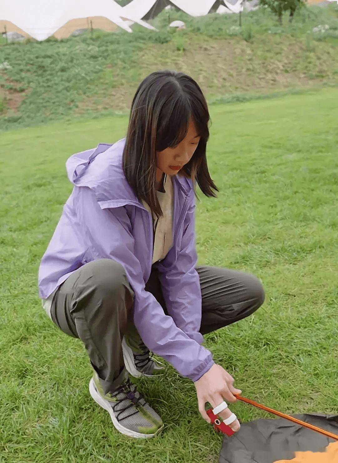 如今13岁的neinei已经像个大姑娘了,穿着紫色外套和军绿色工装裤,外形