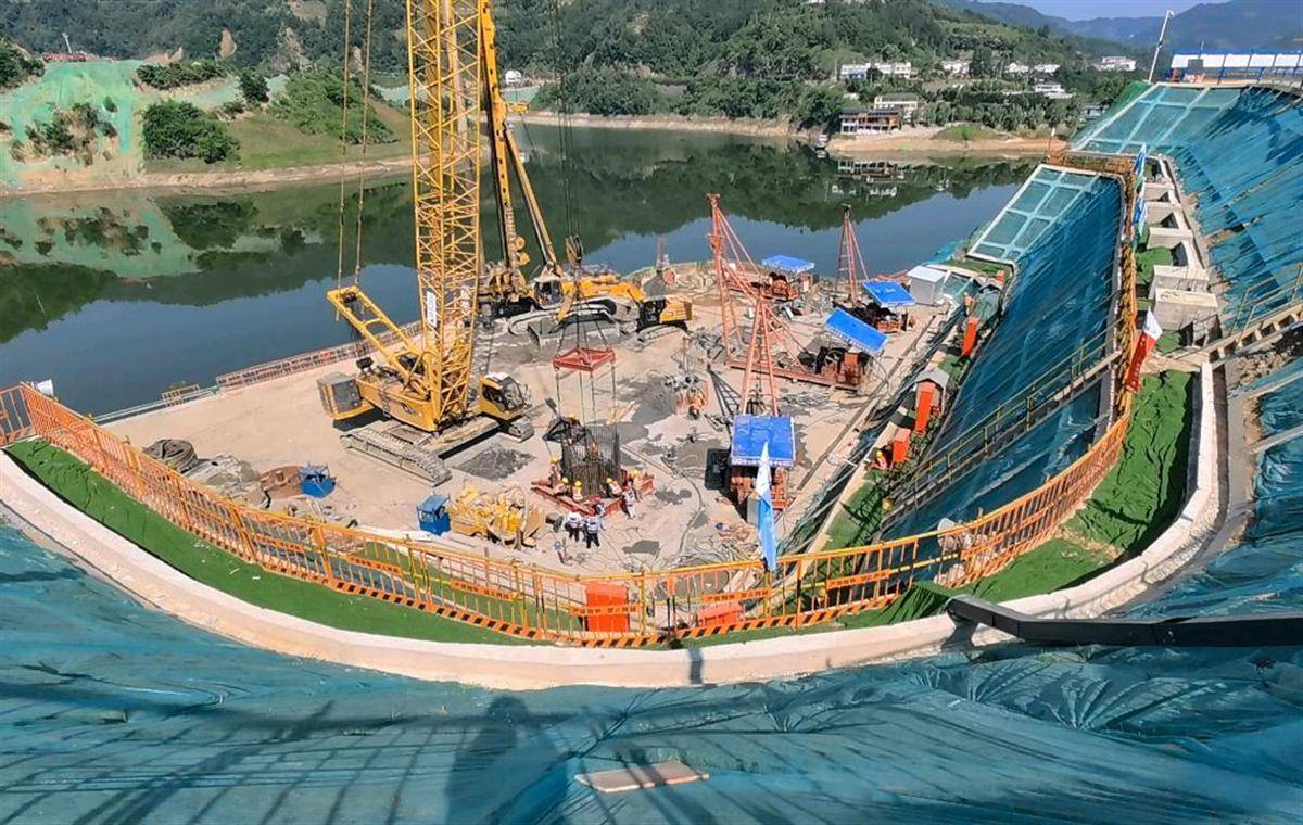 世界最大跨径单塔部分地锚式斜拉桥首桩浇筑完成