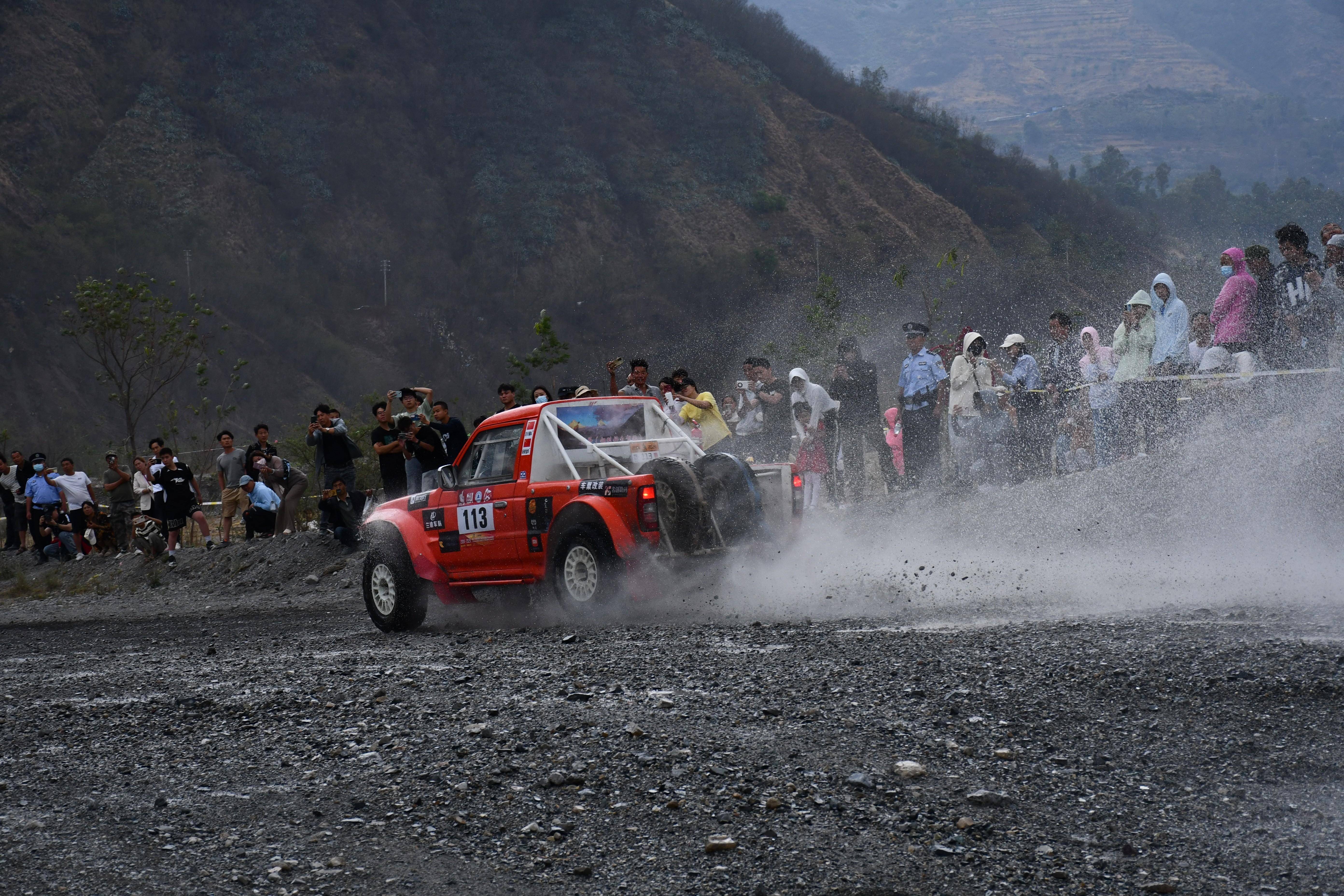 来看车手心中东川泥石流汽车越野赛的制胜法宝