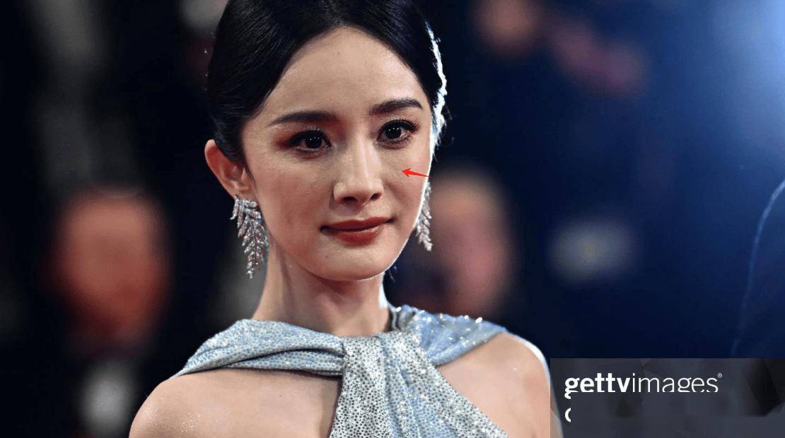 而在《酱园弄》发布会现场的精修图中,杨幂的额头都被磨平了,法令纹还