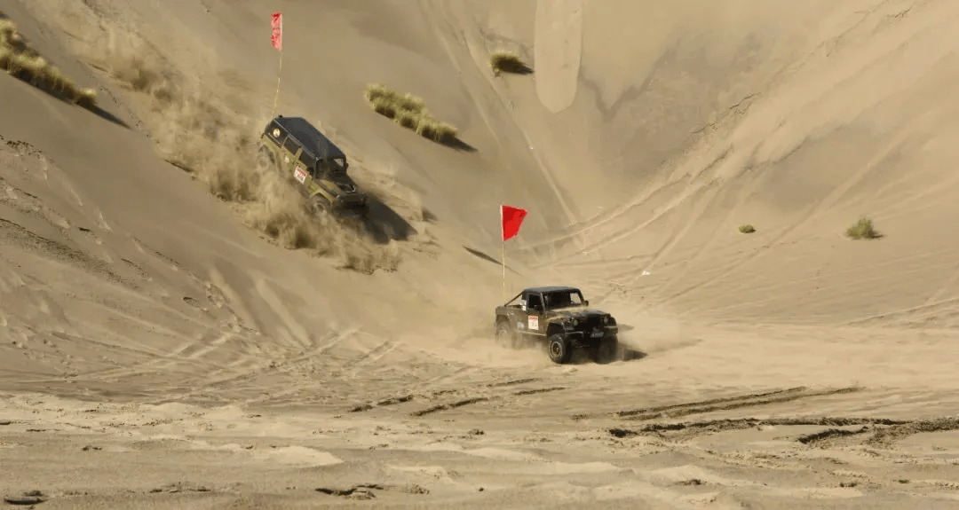 精河县木特塔尔沙漠越野赛 (博尔塔拉融媒体中心供图)旅游经济蓬勃