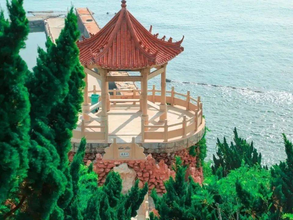 除此之外,还有景色秀丽的月牙湾公园,充满神话传说的仙境源,史前火山
