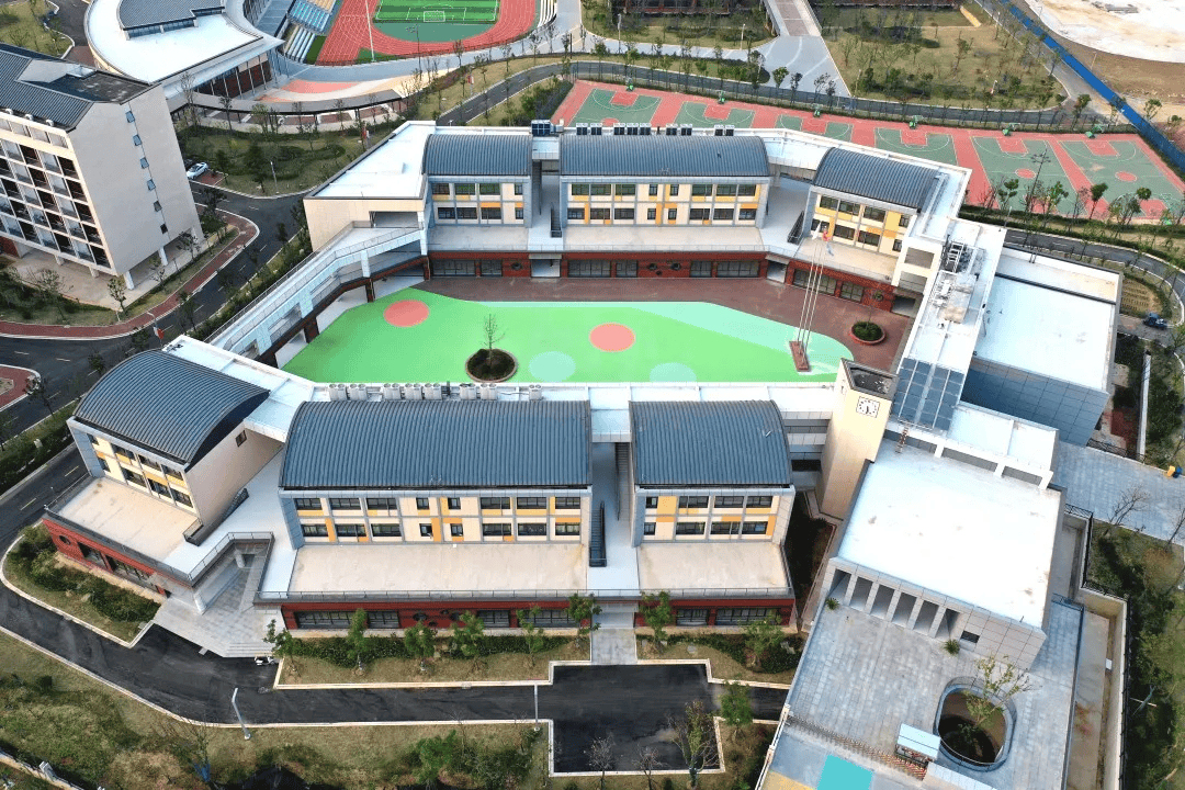 北京师范大学宣城实验学校幼儿园位于校园南部最高处,隔文景路与宛陵