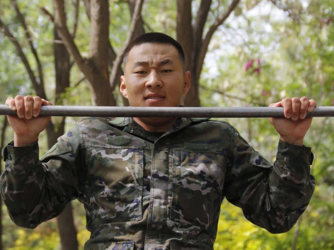 熄灯号丨摔跤冠军来参军_杨帅_训练场_班长