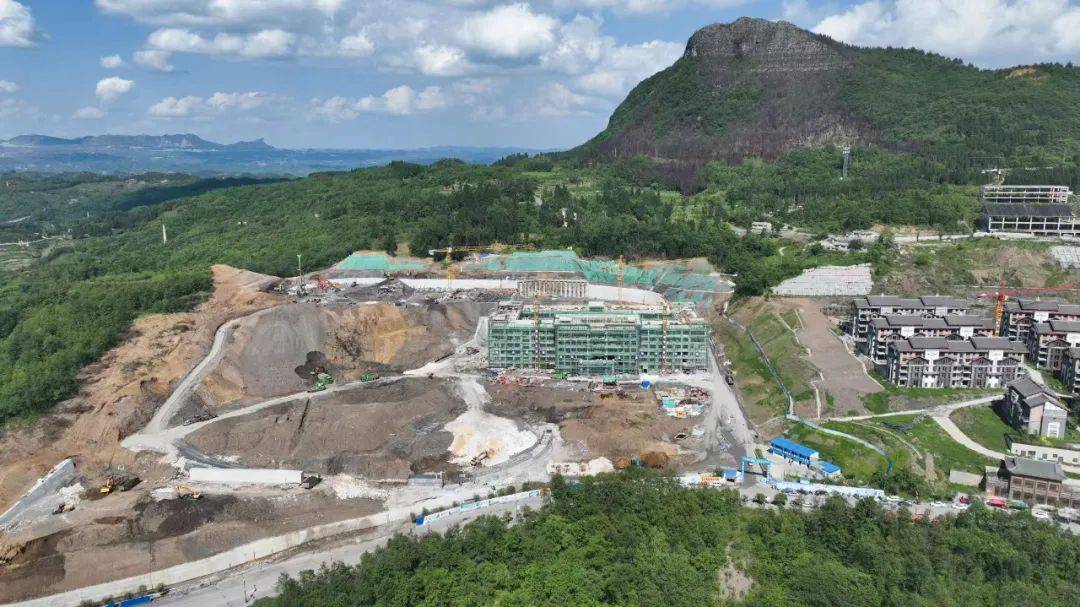 近日,在大方县美育中学(拟更名为:大方县九思培文实验学校)项目建设