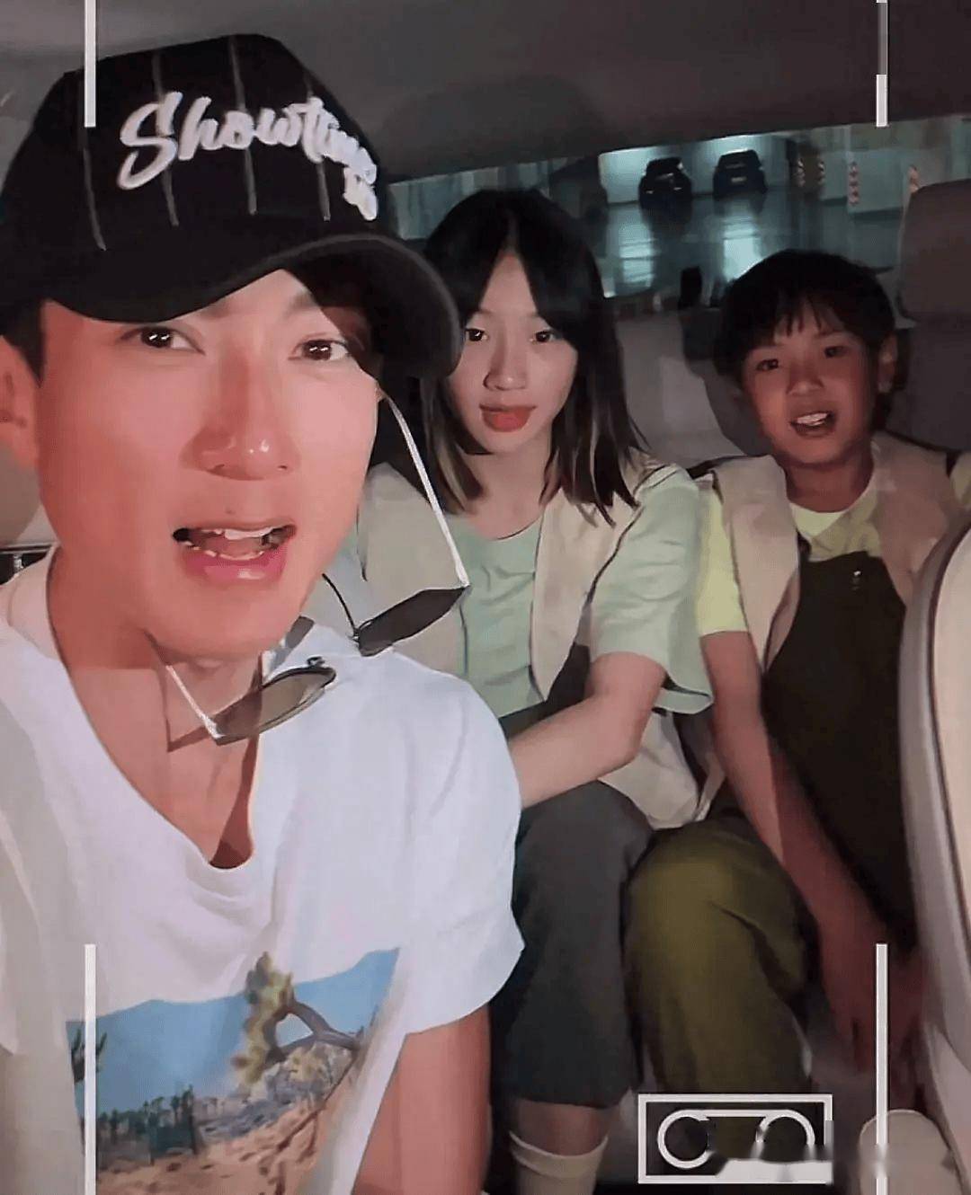 吴尊陪孩子户外露营,neinei染黄发涂口红,脸上两颗痣好漂亮