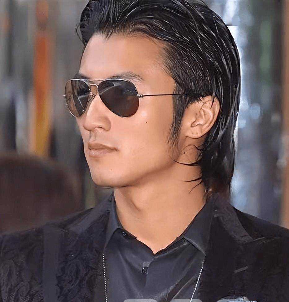 众所周知,谢霆锋是完美继承了其父亲油头的爱好,自