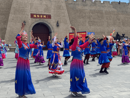 察布查尔县具有丰富的特色文化底蕴,拥有锡伯族贝伦舞,锡伯族射箭等