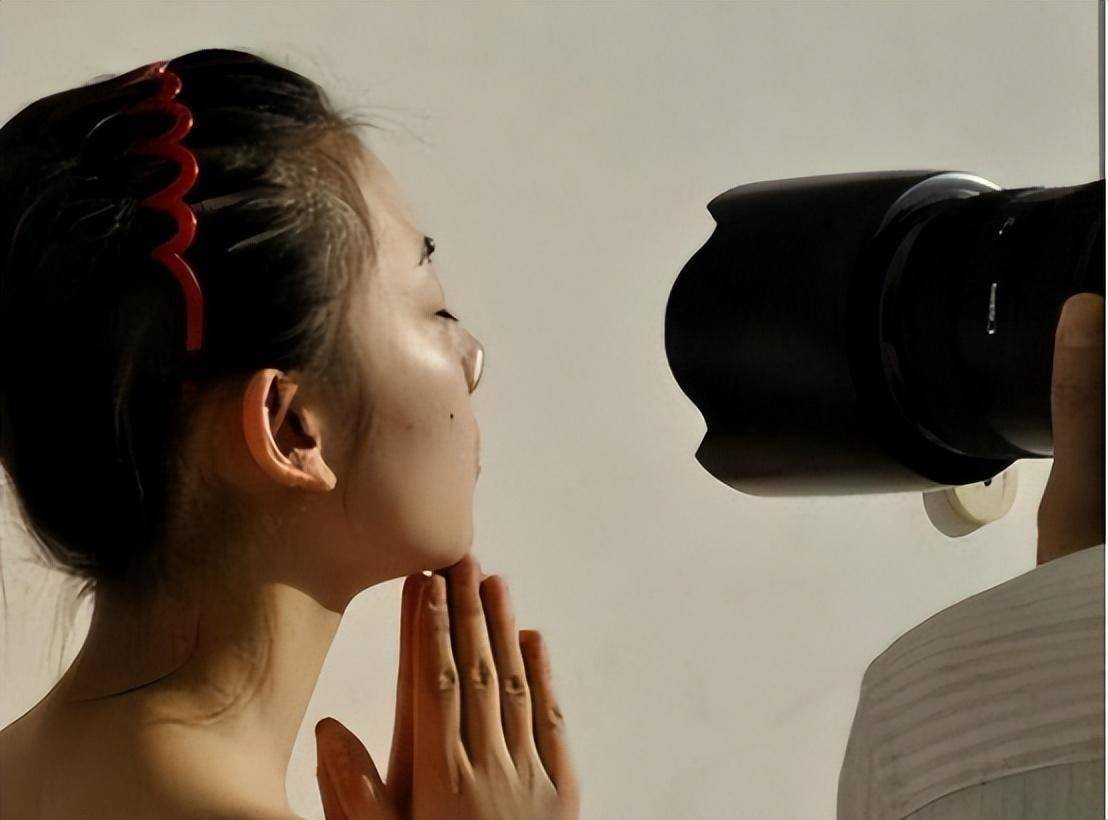 2011年,苏紫紫全裸接受记者采访,并直言:"你敢看着我么?