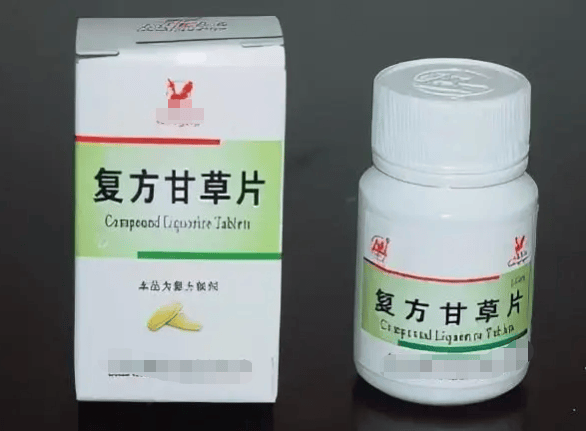 复方甘草片是常用的止咳药,由甘草浸膏粉,阿片粉,樟脑,八角茴香油,苯