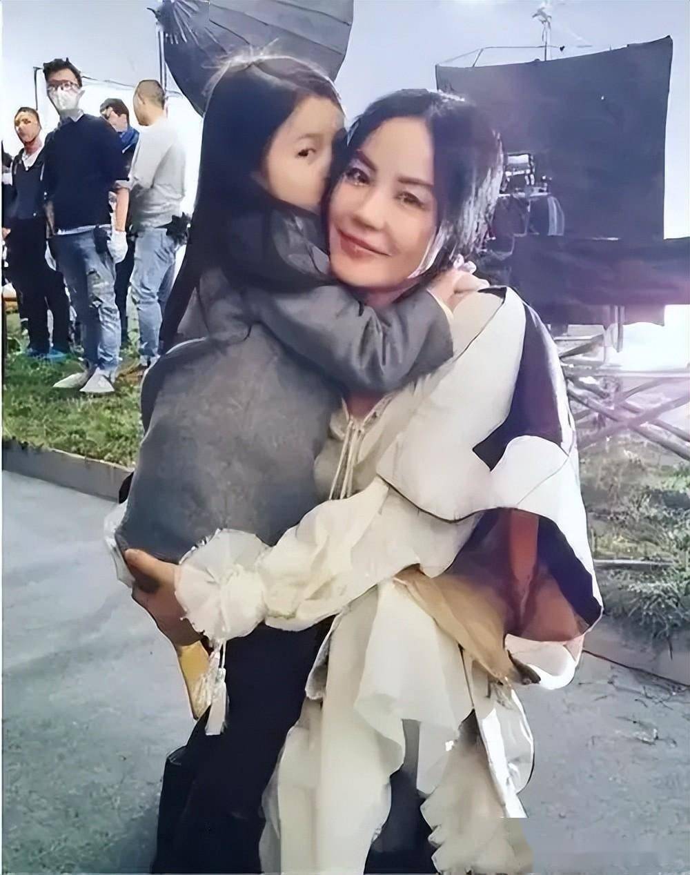 李嫣18岁生日与王菲合照,王菲亲吻女儿额头,李嫣撞脸韩雪变太美