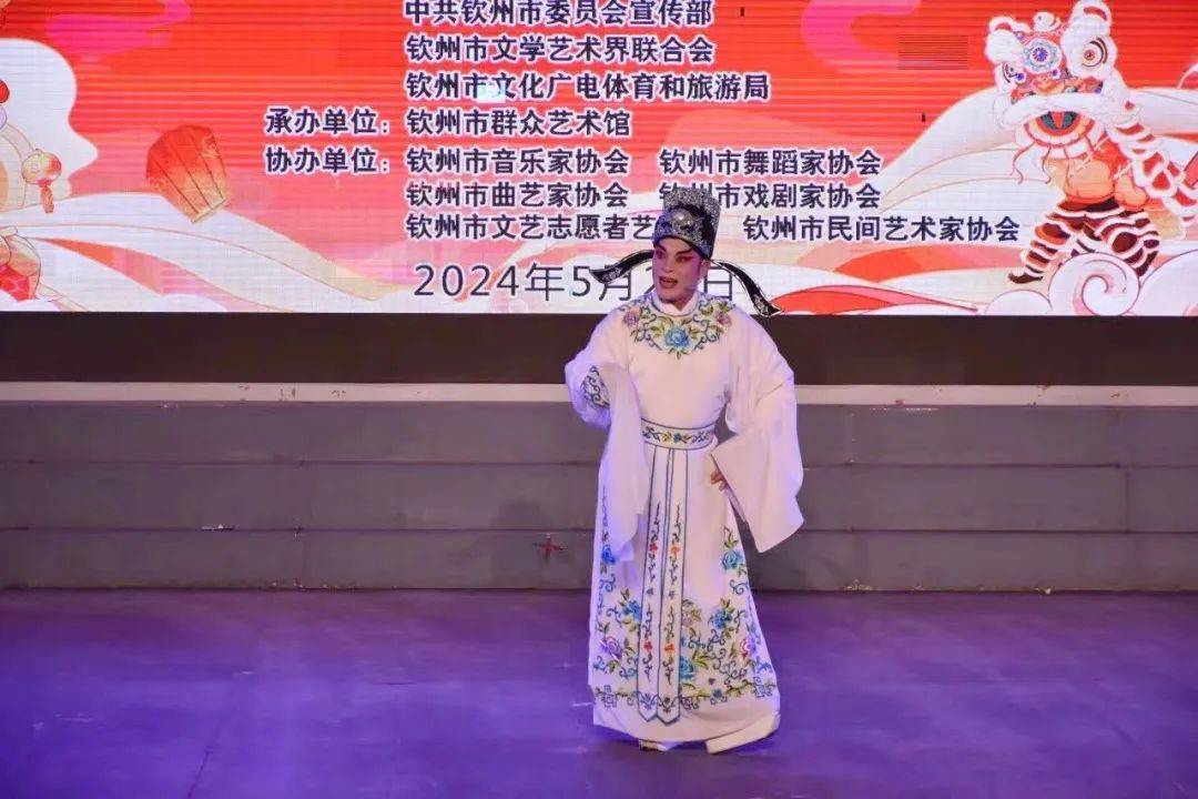 钦州市举办"56123"中国文艺志愿者服务日暨全民艺术普及专场晚会