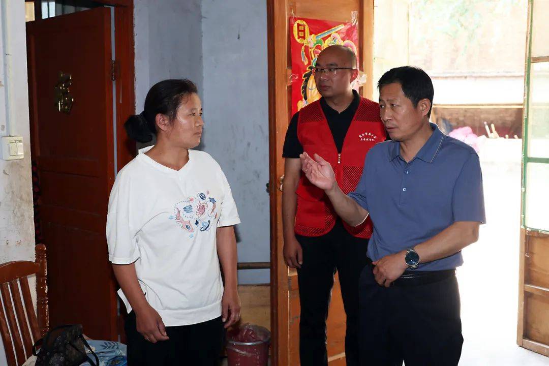 曹保权到柘城县唐楼村开展"三夏"慰问,"六一"关爱等工作