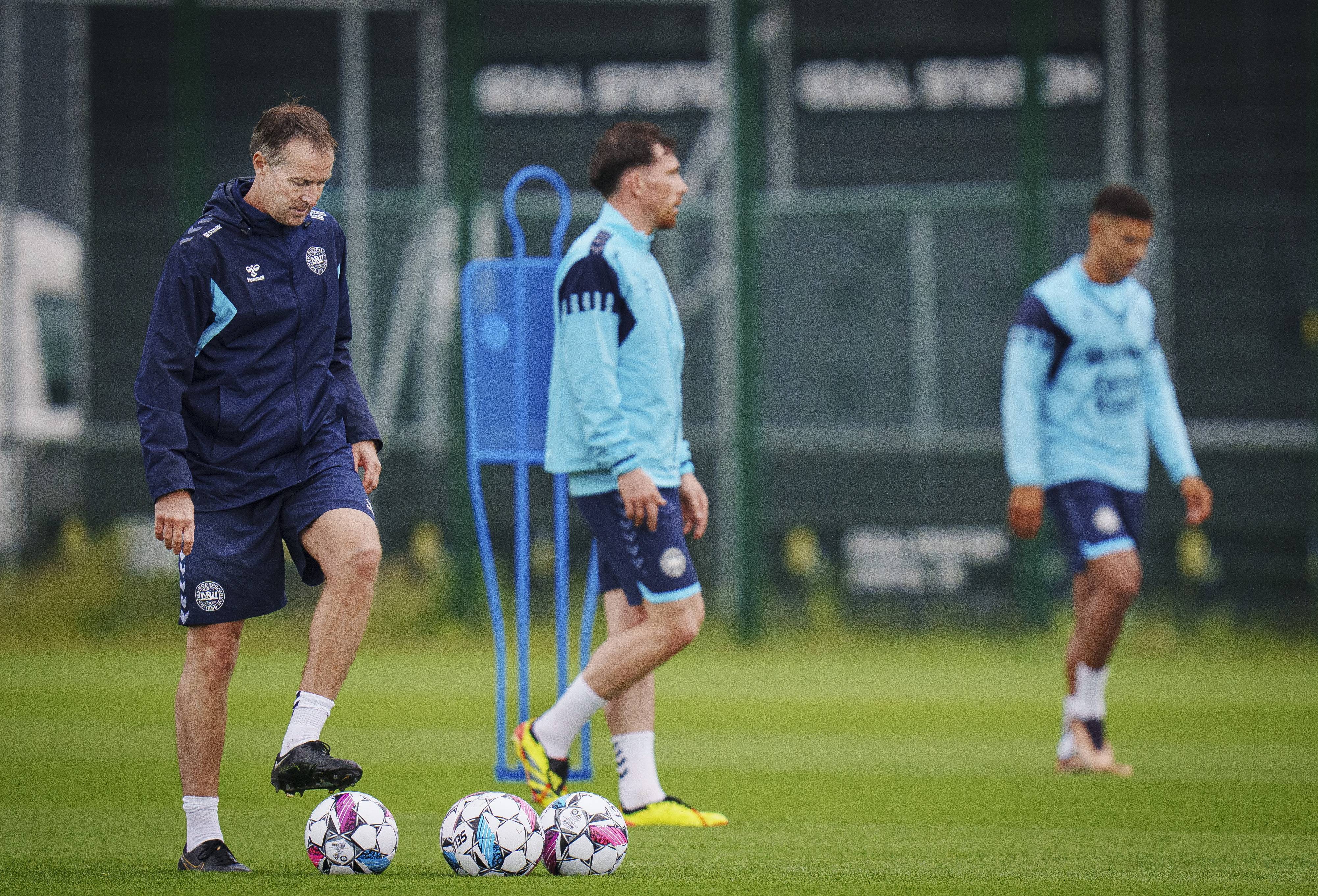 足球——丹麦队备战欧锦赛