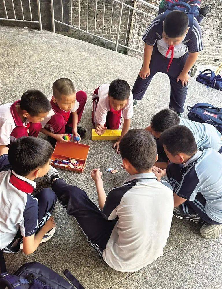 下课时,放学后,教室后门,操场跑道甚至马路两旁,三五成群的孩子掏出