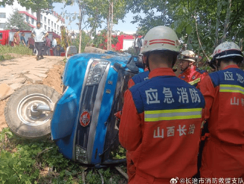 长治一路段发生,三轮车侧翻压人…_屯留_救援_人员