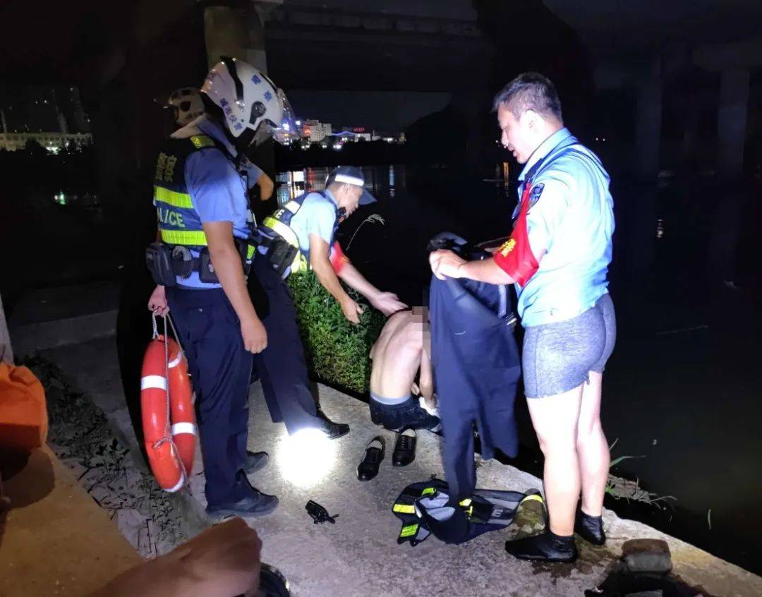 紧急时刻,他跳入水中成功救人_李立_男子_会昌县