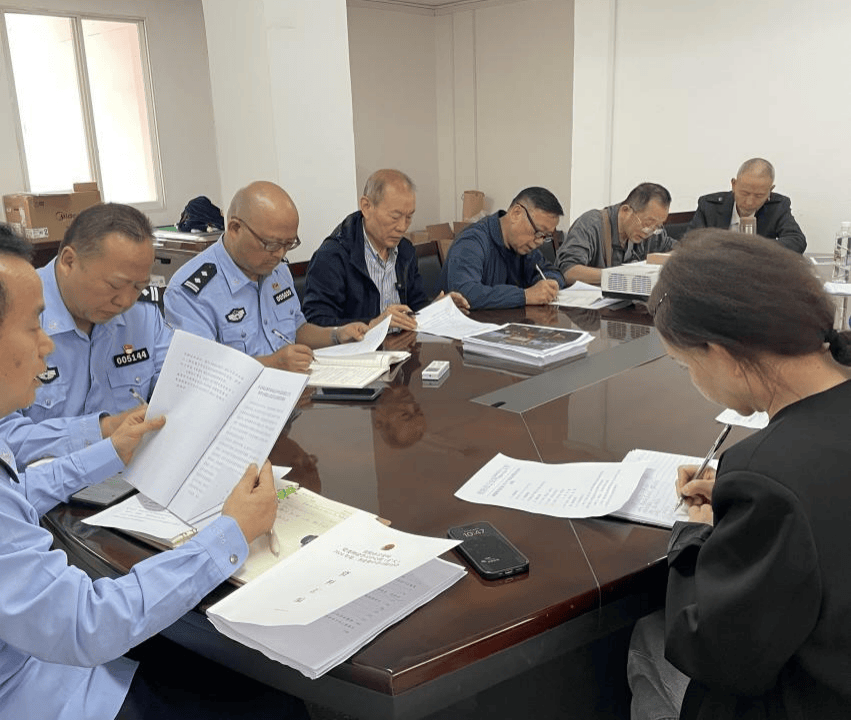 工作推进情况,并审议通过了离退休党总支换届选举候选人初步人选名单