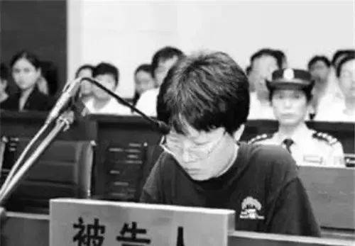 28岁留美女博士,将丈夫一枪爆头,抱着尸体同睡7天,发臭后才肢解抛尸