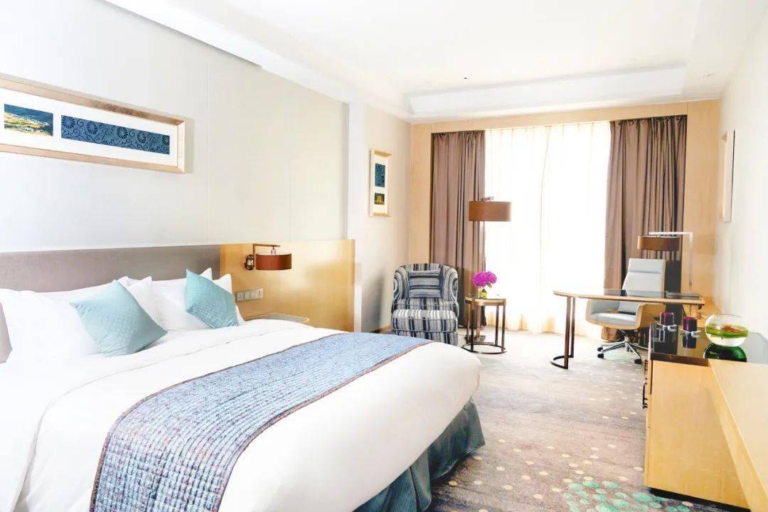 酒店拥有353间装修典雅时尚的客房和套房,客房均可饱览长江江景或江南