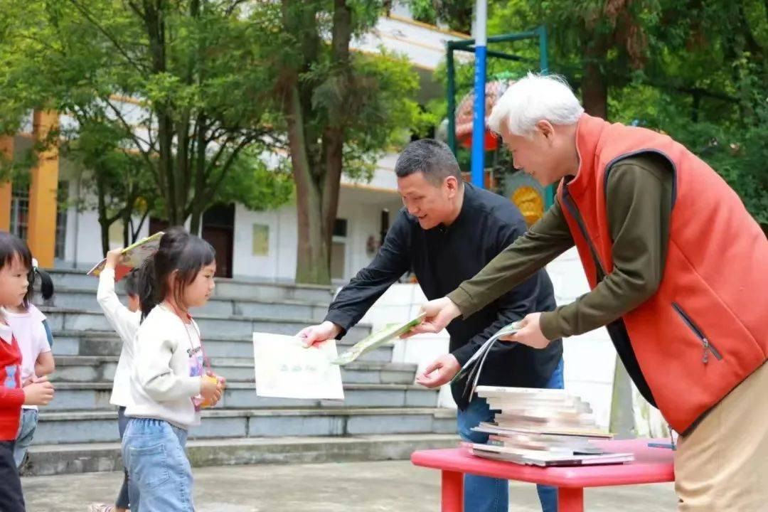 朱敬东教授带领艺术学院主办的"浙派名师名校长培养工程"美术班开展