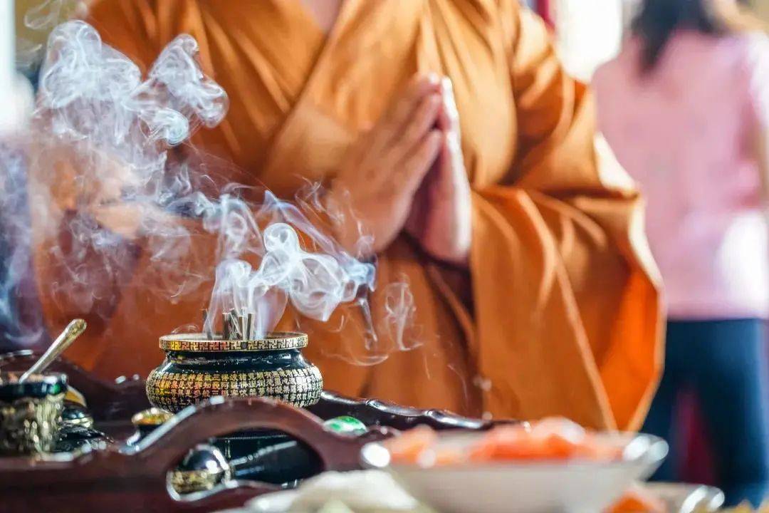烧香时,一定要说这两个字,有很多人却不知道!