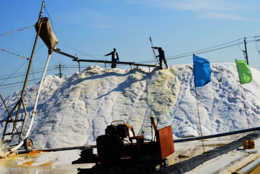 于是,他用力把盐砖向东海扔去,盐砖落进海里,转眼融化了,从此,东海的