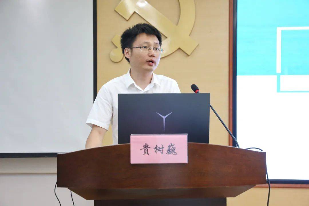 贵树巍医生迅速组织团队,进行气管插管,心肺复苏等抢救措施,成功将贵