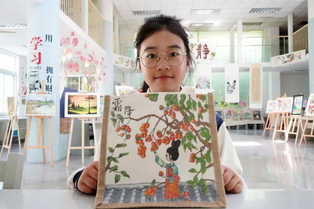 八年级2班张艺琳同学在本次画展中共展出了三件超轻粘土作品,每一件