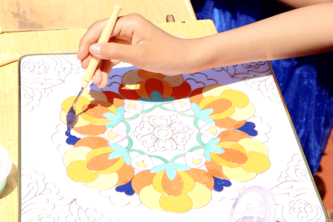 节中,学校非遗文化社团的孩子们现场展示了掐丝珐琅,仿铜技艺,马勺