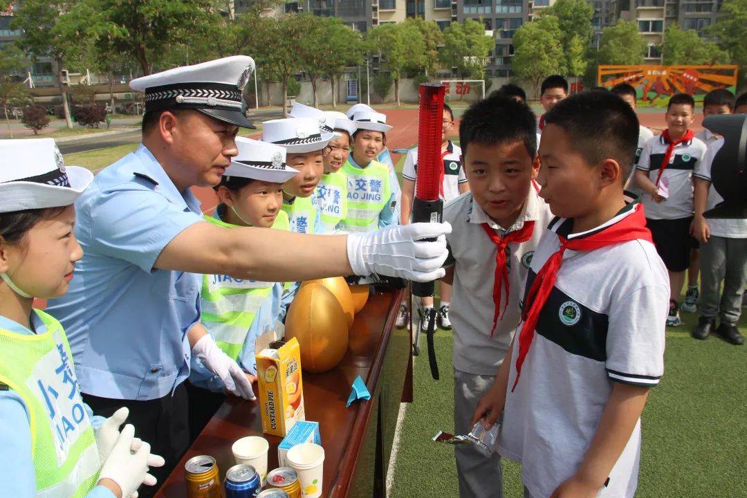 交通安全进校园 | 快乐"六一" 交警"童"行