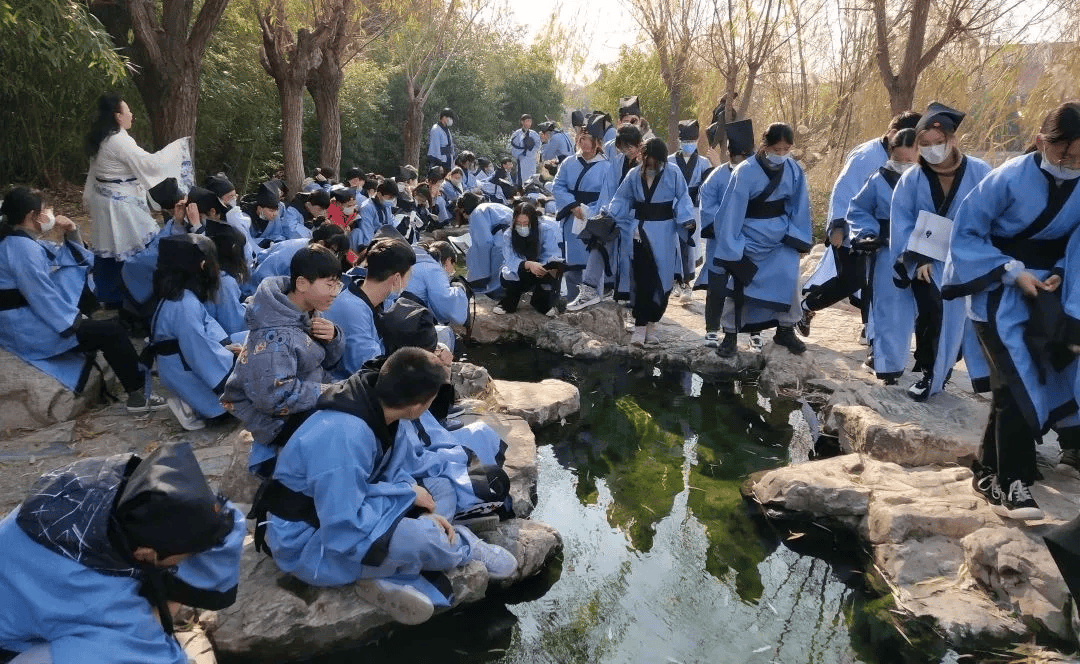 古都开封研学旅行的践行者,翰园研学依托中国翰园碑林主题文化景区,从