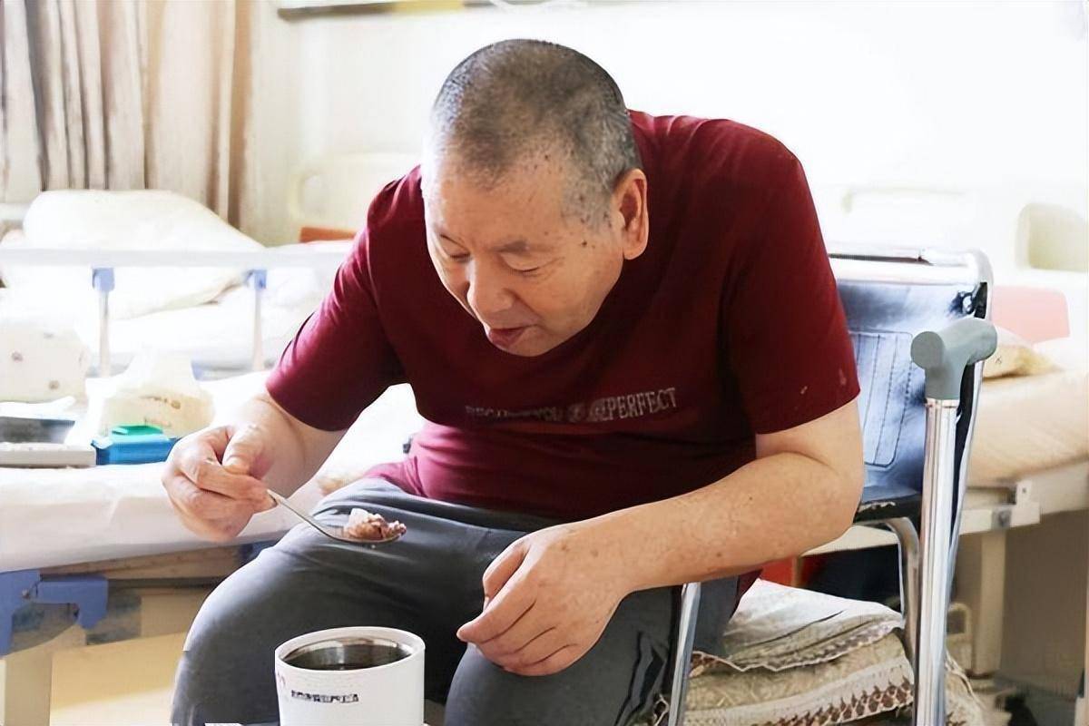 李大爷不解:"我早上就喝点粥,吃点咸菜,还能咋不对?