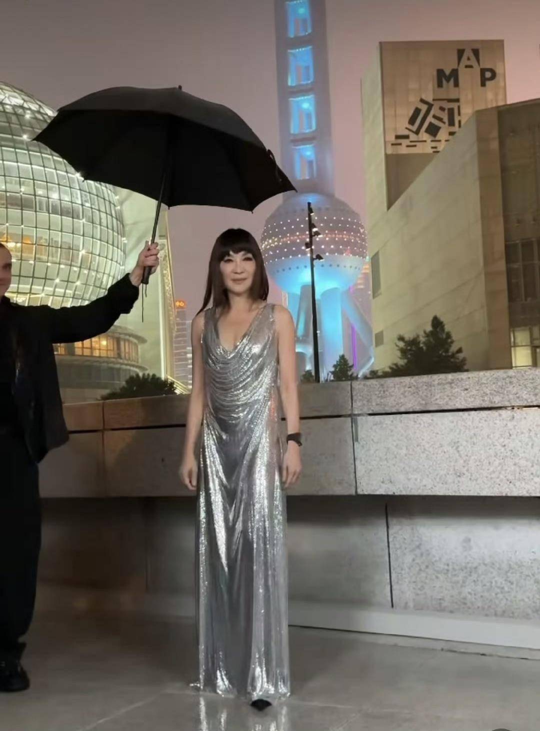 大方展示美背,蝴蝶骨格外吸睛,轻松秒杀.庾