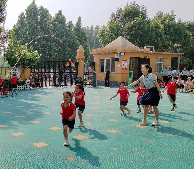 一系列的跳绳技巧与音乐相融合,大绳带小绳,羊角球跳大绳……胯下过绳