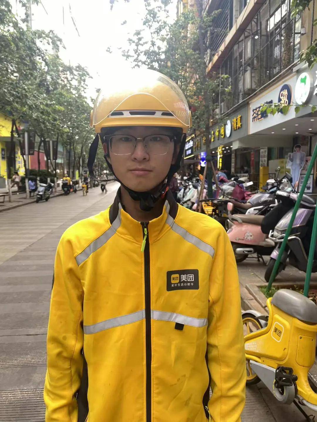 月色书香奔驰在路上拼搏更精彩00后美团骑手的劳动自白