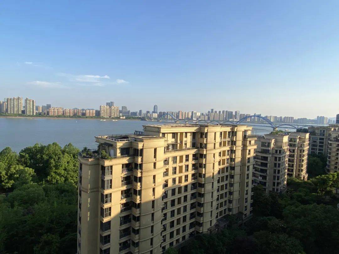第二排的江景房,位于凤凰楼层,能看到开阔的江面及滨江区的沿江建筑