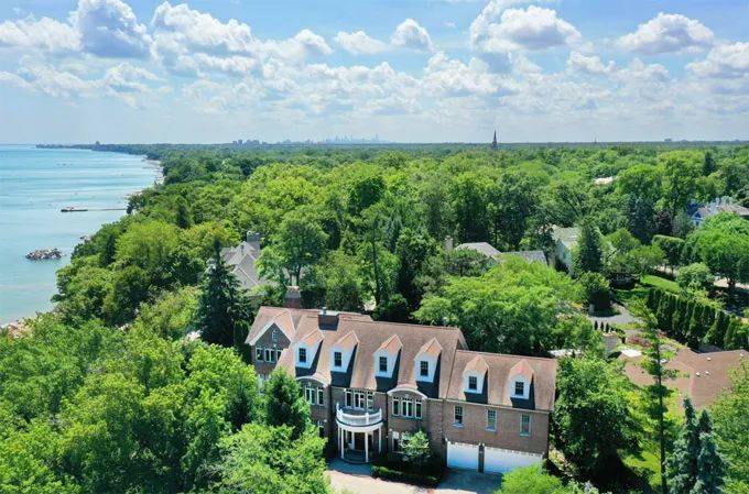 是芝加哥北郊富豪区之一韦奈塔(winnetka)距芝加哥市中心不到20英里