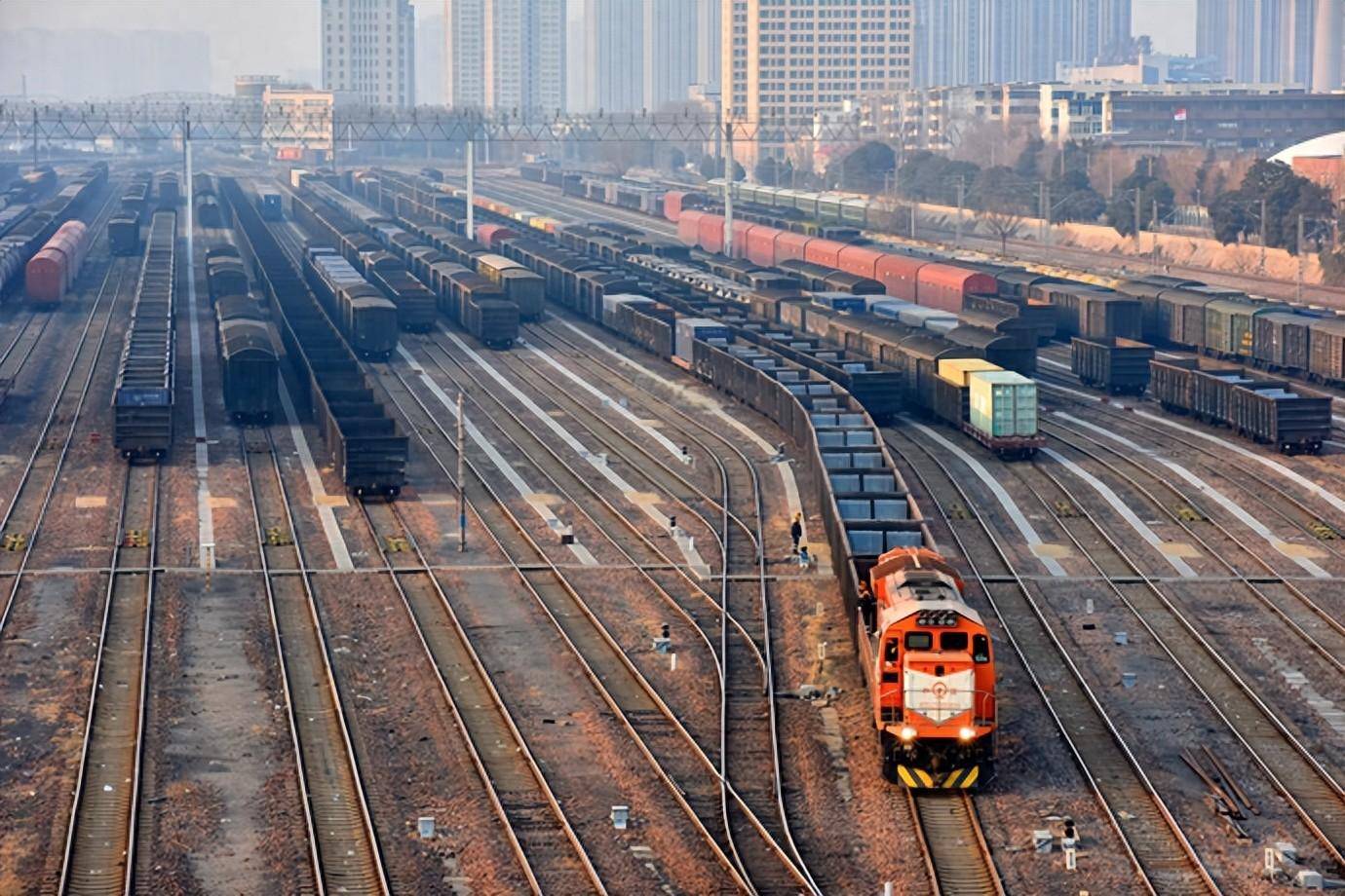 6月15日起,郑州铁路实行新的列车运行图