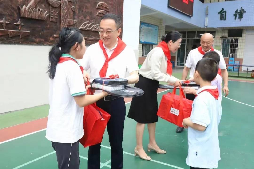 阳光体育快乐童年 重庆武隆中小学特色大课间展示