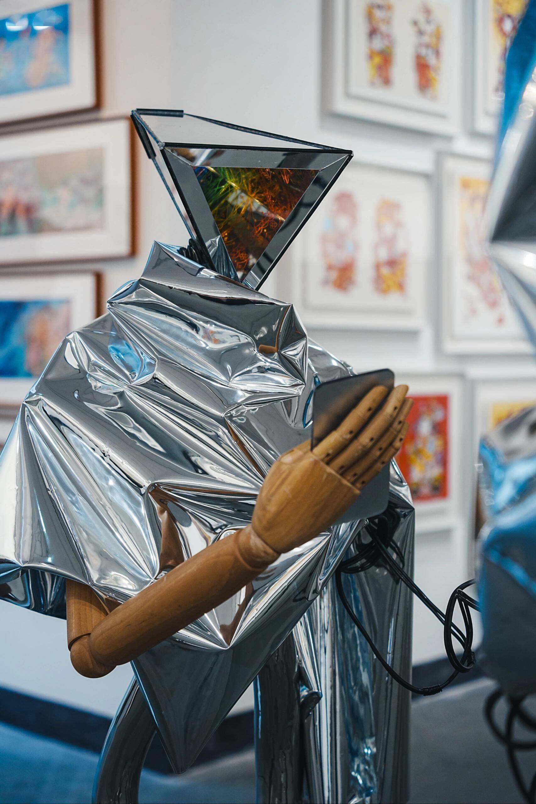 广美毕业展"垃圾艺术"?塑料袋长腿,鸡毛满天飞,网友:长见识